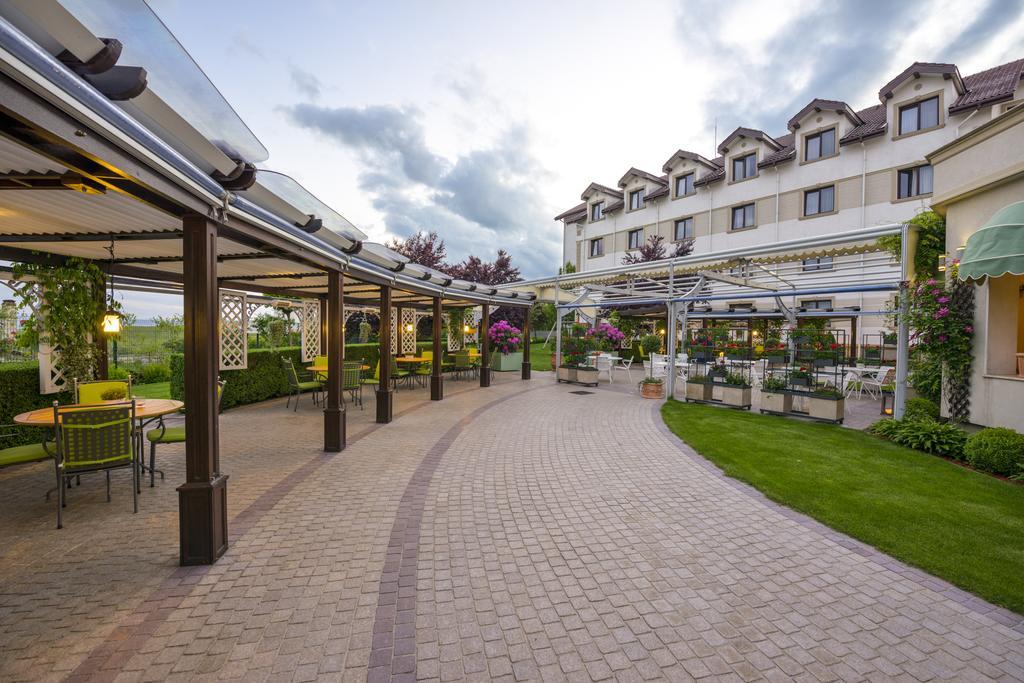 Hotel Sonnenhof Suceava Eksteriør billede
