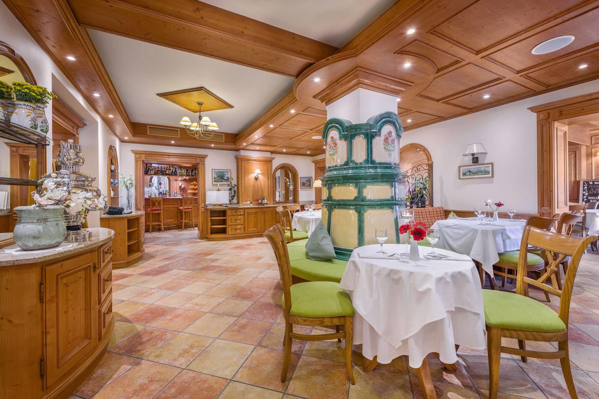 Hotel Sonnenhof Suceava Eksteriør billede
